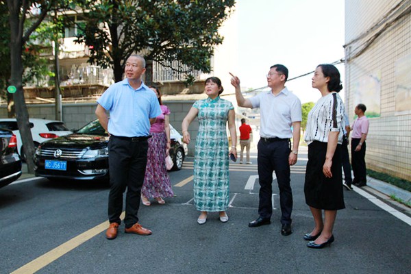 傅軍副市長聽取市四中校長王愛民（穿綠色長裙者）介紹情況，右一為市教育局陳利文局長_副本.jpg