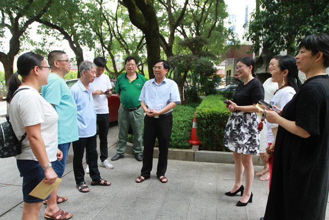 齊湘雄副局長(zhǎng)（中）與劉濤（左一）、唐江（左二）、戴湘慶（左三）親切交談.jpg