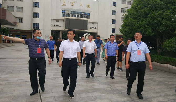 白云峰書(shū)記等巡視校園_副本.jpg