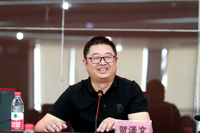 00賀澤文書(shū)記主持大會(huì).jpg